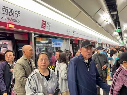 南京地铁S2/宁马线第二班北上方向列车到达终点站西善桥——客流比第一班大站快车更大。#瑞士清风拍摄#地铁迷#南京地铁S2线#宁马城际铁路#南京都市圈