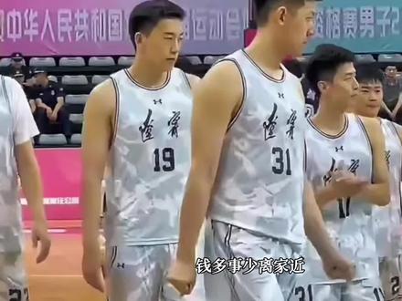 钱多事少离家近,王俊杰无限接近CBA,他的选择或将改写联赛格局。目前看,上海开出的条件几乎没得拒绝。当NCAA赛季落幕,NBA选秀前景日渐明朗,中国男篮新生代空间四号位王俊杰,正式站在了职业生涯最关键的十字路口。外界热议的留洋追梦逐渐降温,回归CBA已成大概率事件;而4月3日21岁生日这条规则红线,更让他的去向进入倒计时冲刺。如果回归已成定局,是你的话会将天赋带到哪里?#王俊杰#中国男篮