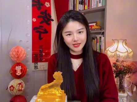 #王菲 世界赠予我虫鸣,也赠予我雷霆,赠我弯弯一枚月,也赠予我晚星
#新年祝福 #王菲一开口就是金曲 #王菲 天后归来 #王菲春晚献唱《世界赠予我的》