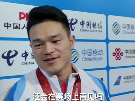 #石智勇宣布退役 11月17日在第十五届全运会男子73公斤级比赛中,石智勇以抓举161公斤,挺举185公斤,总成绩346公斤夺得金牌。赛后采访时,他展示出背上密密麻麻的针眼——“每一个点代表了一针针刀或者一针针灸针,就是我整个脊柱出问题”。即便自觉状态不佳,即便“以前可以随便高翻起的重量现在连翻站都翻站不起”,他仍奋力拼搏,将全运会三连冠刻进收官战的荣耀簿。“我觉得这一块金牌真的对我的告别之战来说,是十分的艰难。”赛后俯身亲吻杠铃,藏着他对这份事业的不舍,“也是跟我自己22年举重生涯的一个告别”。当被问及是否还会赛场再见,他坦然回应:“不会了这应该是告别了”。脊柱、胸部、颈部的伤病早已不允许他继续作战,这场拼尽全力的胜利,是他给22年职业生涯最好的答卷。#石智勇举重男子73公斤级夺金