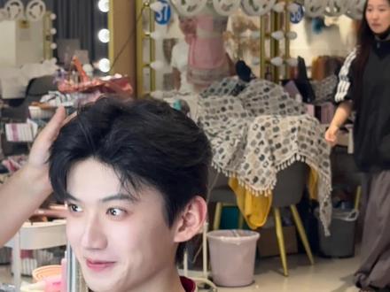 歪宝后台化妆花絮来咯
#李歪歪 #试妆花絮 #化妆师兔子爆改李歪歪