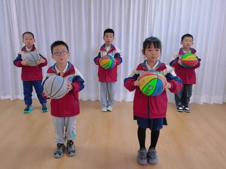 【古诗系列8】今天我们要看的是小池—— 泉眼无声惜细流,树荫照水爱晴柔。小荷才露尖尖角,早有蜻蜓立上头。依然是大家熟悉的古诗篮球。充分将古诗和篮球结合在一起,让拍球变得更加容易让古诗变得更加简单。#幼儿篮球 #国学启蒙 #篮球 #古诗词 #幼儿教育