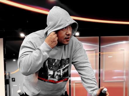 撸铁裁缝私藏!罗马椅背起(山羊挺身)负重片神操作💪
铁子们!作为又懂健身又会裁缝的“跨界选手”,今天必须把罗马椅背起的负重片小技巧甩给你们!每次看有人把负重片斜靠在腿上,都想冲上去分享这个更丝滑的方法!
🔥核心技巧三步走
1.先在罗马椅底坎垫2个小重量片,直接拉到最下方打底;
2.往上叠10/15/20kg的主负重片,两侧自然形成超顺手的“手扣”;
3.拿取、放下全程不费劲,再也不用跟片子“较劲”!
❌避开壶铃坑
很多兄弟试过用壶铃,但壶铃高度会直接限制身体下落行程,动作做不完整,练背效果大打折扣,真心不如这个负重片组合香!
不管你加到多少重量,这个方法都能保持拿放便捷性,新手也能轻松上手!赶紧去健身房试试,练完记得回来报喜~
#罗马椅背起 #山羊挺身 #健身小技巧 #撸铁干货 #健身党必看