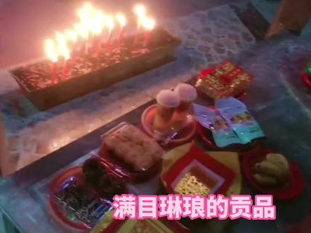 与时俱进的贡品。9日广东汕头,潮汕美女买水果茶拜神。美女:“水果茶也是饮料,而且我也有去冰”