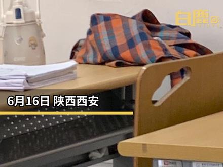 计算机专业女生在教室被格子衫环绕,在校内经常撞衫#格子衫#程序员
