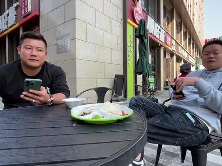 一场带货2000万的大咖,一顿午饭要多少钱!走进真实的邝总 #海哥量地球 #家具人小邝 #卢哇塞 #海派大龙