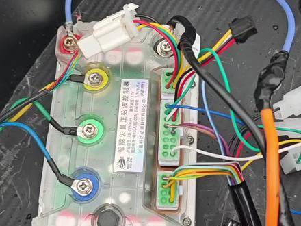 雨雪天气,昕达TCS防滑技术发挥大作用#电动车#九号真智能 #外卖小哥 #雨雪天气减速慢行 #路面结冰打滑