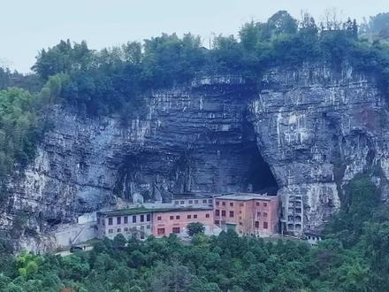 这里就是中国第一架运输机诞生之地,重庆万盛海孔洞,在战火纷飞条件极差的年代,洞内几万工人造出第一架中型运输机#海孔洞 #军工厂旧址