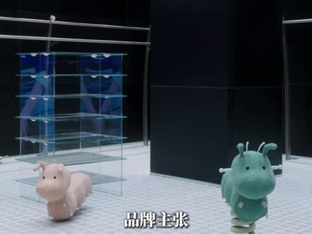 ADERERROR × 边佑锡,共绘青春美学 从首尔到亚洲,再到全球——韩国时尚创意品牌 ADERERROR, 用创意说话,用设计定义潮流。
这一次,品牌迎来了史上首位明星大使。 这个人选,ADERERROR 思量已久、格外珍视。
他,就是眼下席卷整个亚洲、 无数人心中的顶流男演员——🖤 卞宇锡 × ADERERROR
从模特时期起,边佑锡就是品牌忠实粉丝,私服与活动频繁上身,标志性的 ADERERROR Blue 早已融入他的气质。189的身形自带高级感氛围,高奢感与简约感轻松驾驭,早就是公认的 “野生代言人”。
这次品牌Poetic Project,将个人叙事升华为诗意宇宙,边佑锡身穿26SS系列完美诠释后极简美学。这份艺术感只有亲临现场才能体会,北京、上海线下空间已将诗意宇宙落地,快去打卡同款氛围吧。
📍 北京 Space 地址:北京市朝阳区三里屯路19号三里屯太古里南区S3-12a、22a
📍 上海 Space 地址:上海市静安区陕西北路457号5幢1楼
#边佑锡 #ADERERROR #阿德艾乐 #边佑锡代言 #边佑锡穿搭