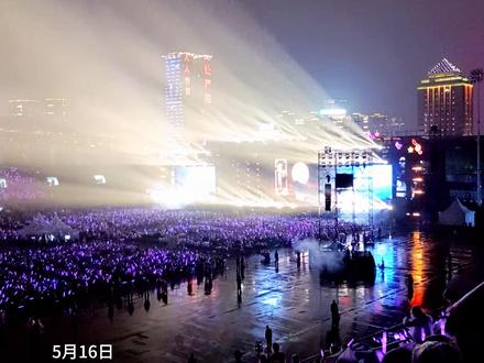 《MP3 里的青春》演唱会 王栎鑫与湘超常德队员联动揭幕湘超 (摄影:影子、随风而动、谭夏文)#常德 #MP3里的青春 #演唱会 #湘超 #湘超常德队