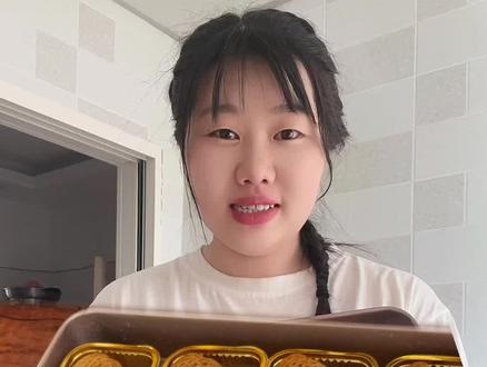 小姜美食分享
《广式五仁月饼好柿花生》50克模具18等份(1)面皮比例
126克转化糖浆.4克碱水.45克玉米油.充分搅拌均匀加190中筋粉.搅拌按压成面团(醒面30分钟)
(2)馅的比例:坚果共218克果脯共45克
花生碎 52克.核桃仁52克.南瓜子38克.黑白芝麻38克.瓜子仁38
克.蔓越莓 22 克.葡萄干23克.玉米糖浆26克.玉米油38克.盐2克.莲蓉120克.
50 克模具25 克皮 25 克馅抹茶桃山皮1.5克
75 克模具45 克馅30克皮
(4)喷水烤箱190度先烤5分
钟晾3分钟刷蛋黄液
刷蛋液比例:一个蛋黄.5克水.5
克玉米油拌匀170度12-15分钟
空气炸锅160度5分钟晾3分钟刷蛋液160度4分钟翻面160度再烤4分
#广式五仁月饼 #好柿花生月饼 #花生月饼 @抖音创作小助手