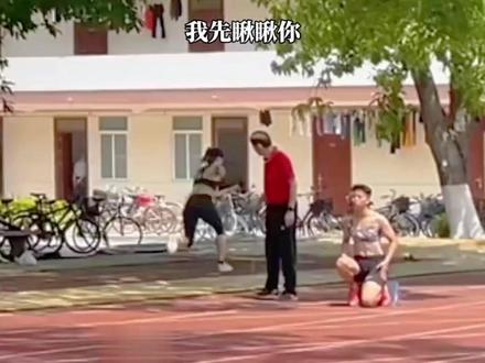 刘景扬日常训练画面曝光 #珠海健儿#刘景扬 日常训练画面曝光!麦国强教练一边看跳远,另一边教跨栏。网友:任何成功都不会是幸运,幸运只会光顾一直努力的人!#广东dou知道 (编辑:耳总)