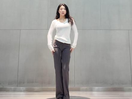 RUDE! |副歌part循环跟练式🔄分解教程~ 🙋🏻♀️从原速到动作精讲、到0.7倍速慢速数拍、再到0.8倍速卡音乐,此视频应有尽有~
⏸️只要不按暂停,那么你可以一直循环练习到你会为止!
💡新想的内容形式,是想让大家循环一遍下来,基本动作就差不多会的七七八八了,再加以循环练习,拿下这段没问题的。
❤️大家可以先跟着练习试一试,有任何好的意见和提议,欢迎评论哦~
#慢速镜面分解 #舞蹈教程 #Kpop #rude #hearts2hearts