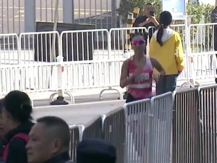 #杭州 #2025建德马拉松 ,扎着#哪吒 头的“哪吒”,女子全马第一位冲线!