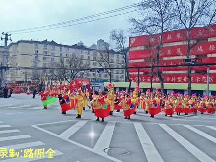 省级非遗项目《排灯舞》·印台区印台街道代表队表演。铜川市印台区2026年元宵节社火展演活动掠影。摄影:路照全。2026年3月4日拍摄于印台区一马路。#用舞蹈记录节日