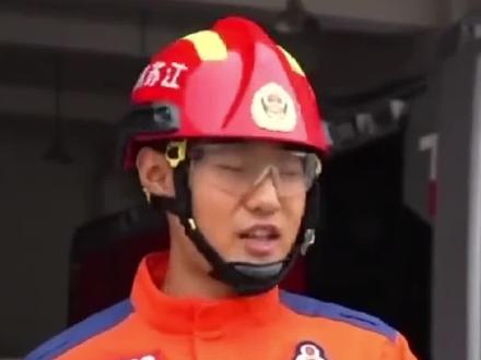 “鲨鱼夹”发卡的佩戴位置大多位于后颅窝,一旦发生意外会有生命危险!(央视频号:新闻来了)