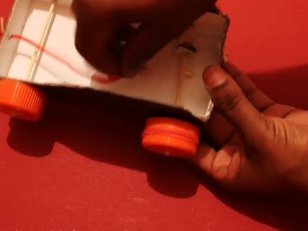 如何制作用线和橡皮筋驱动的小车#学生绿色环保废物再利用科技手工比赛作品 #科学科技小手工小制作 #亲子手工制作 #小制作小发明小创造科技比赛作品 #动手能力培养 #儿童发明小制作 #幼儿科技手工制作 #简单小玩具制作 #简单手工制作教学