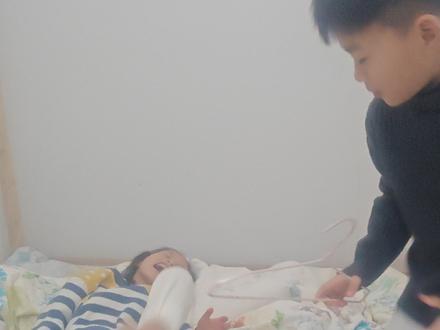 姐姐又上当了#双胞胎日常 #农村孩子的乐趣 #挠痒痒 #孩子的快乐很简单 #农村孩子的童年