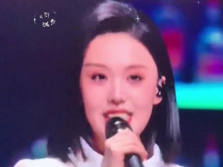 #刀郎祝贺徐子尧 #音乐现场 徐子尧从花开天下的惊艳开嗓,到文旅宣传的刷屏旋律,尧尧版的《花妖》以情动人,让歌声与山河共鸣,故事与风景同辉,祝尧尧越来越好,音乐道路更璀璨,带来更多的佳作!👍👍👍 #徐子尧 #山歌响起的地方 #上热搜