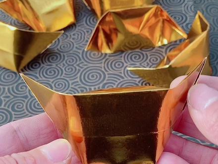 #金元宝折法 #金纸#手工制作 叠金宝一定留出块来,不能用嘴吹啊,千万记住哦!上钱粮的时候,可以放聚宝盆里面,多放点!金纸大小,下面用12*15,上面用的16*19的。你也可以是别的型号