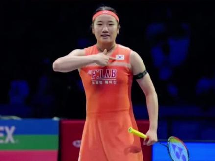 羽坛新王登基!安洗莹加冕历史首位女单全满贯
2026年4月12日,宁波亚锦赛女单决赛见证了历史。韩国名将安洗莹经过100分钟鏖战,以2-1力克中国选手王祉怡,首夺亚锦赛冠军。这枚金牌让她集齐了奥运会、世锦赛、亚运会、亚锦赛、全英赛及年终总决赛冠军,正式成为羽毛球历史上首位达成“个人全满贯”的女子单打选手,也是继林丹、安赛龙后第三位获此殊荣的单打球员。
年仅24岁的安洗莹展现了惊人的统治力,2025赛季胜率高达94.8%,创下跨赛季36连胜纪录,并完成了全部九项顶级大赛的“九宫格”伟业。她的崛起给国羽女单带来巨大挑战,尽管王祉怡在全英赛曾终结其连胜,但在本次决赛的体能消耗战中仍显劣势。随着安洗莹宣告“安洗莹时代”的到来,国羽如何破局将成为新周期的核心课题。#安洗莹 #羽毛球女单 #安洗莹 #羽毛球亚锦赛 #羽毛球全满贯