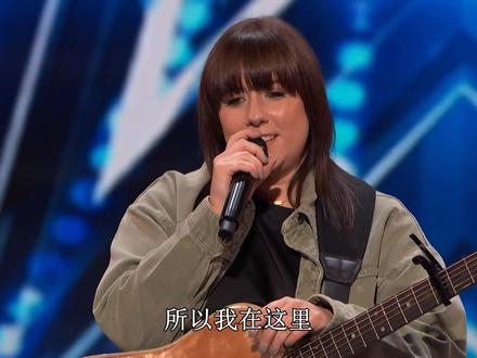 泪目 请不要走 让评委落泪 美国达人秀第19季美国达人AGT 美国达人秀 America's Got Talent 第19季美国达人 AGT 海选
歌手斯蒂芬妮·雷尼用一首令人难以忘怀的优美民谣表达了她令人心碎的悲痛,让索菲娅·维加拉泪流满面,评委西蒙·考威尔称赞这是他今年听过的最好的新歌
这位爱尔兰歌手通过分享一首具有深刻个人情感的歌曲,在舞台上创造了强有力的“共情时刻”。
正如她与评委们分享的那样,她的原创歌曲《请不要走》是为了纪念她的侄子而写的,她的侄子在她十几岁的时候,在一岁生日的前一天去世了。
“我花了很长时间才写出一首关于它的歌,”她说道。“说实话,我当时正准备放弃音乐,所以我想为我自己创作一些我所相信的东西,所以这首歌对我来说意义非凡,甚至无法用语言描述。”
这位 36 岁歌手坦言,自己作为歌手的“职业生涯就像过山车一样”。她几年前创作了这首歌,并决定制作一段视频来陪伴这首令人心碎的歌,这让她的职业生涯达到了顶峰。
主持人:泰瑞·克鲁斯 Terry Crews
评委和评审:西蒙·考威尔 Simon Cowell,豪伊·曼德尔 Howie Mandel,海蒂·克鲁姆 Heidi Klum,索菲娅·维加拉 Sofía Vergara