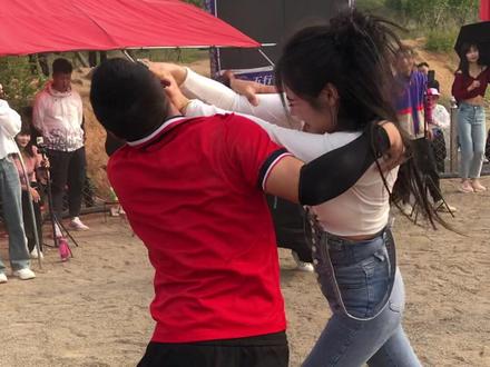 #自由式摔跤表演视频 #现场实拍 #危险动作请勿模仿 #你敢来挑战吗 @红衣 可可 @百变十一