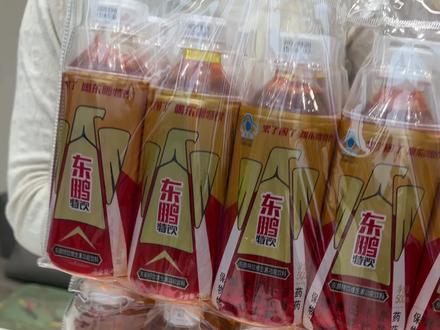 爱喝饮料的朋友们快看过来!这个东鹏特饮真的太好喝了,它清爽又解渴,还是清新的柠檬味道,非常适合夏天的时候喝,而且它的价格也很便宜哦,喜欢的朋友赶快去下单吧!#东鹏特饮 #强烈推荐 #功能饮料 #超便宜超划算 #零食推荐