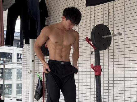 听说肩宽好搭腿,腰细好勾脚
#体育生 #腹肌 #健身
