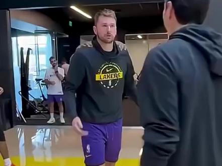 NBA球员腿筋拉伤集中爆发!贸然复出会酿大祸? #东契奇 腿筋拉伤赛季报销!#哈登 直接葬送巅峰生涯!#保罗 18年腿筋拉伤痛失好局!#腿筋拉伤 为何成为NBA球员集中爆发的伤病?