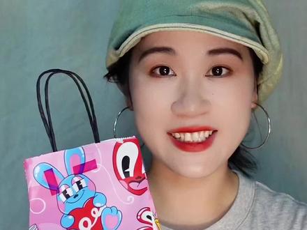 来吧!浅尝一下库迪的小黄油美式 升杯的库迪和不升杯的瑞幸差不多大 。同样满冰去水不另外加糖。库迪整体口感更淡一些,觉得瑞幸甜的可以尝试一下!我个人觉得这个比较适合直接喝,直接喝味道正正好,无限繁殖应该会寡淡!#库迪小黄油美式 #饮品博主 #咖啡测评 #小黄油美式 #库迪新品