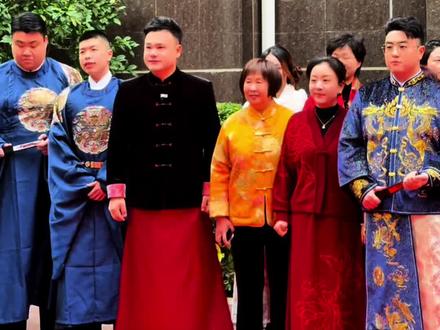 李佳岷中式早礼接亲,后面有彩蛋哦#重庆主持人李佳岷 #中式婚礼 #上热搜 @DOU+小助手 @DOU+上热门 @抖音小助手