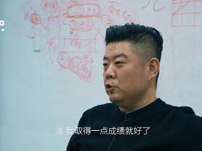 从《我是不是恁哥》的魔性洗脑到《小地方》的徐徐道来。
演唱者“毛子哥”——史不凡经历了互联网红利群雄逐鹿的年代,却在爆红全国后选择放慢脚步,但始终未变的是他那双洞察生活的眼睛。
他把郑州的四衢八街、车水马龙记在眼里,写在纸上,最后变成脍炙人口的曲调唱到心里。
#人物 #采访 #歌手 #毛子哥 #原创剪辑