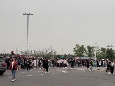 演唱会不让带手机支架,不能带相机,不能带食品水,不能带雨伞,明天温度低,衣服多穿
#薛之谦郑州演唱会 #天外来物巡回演唱会 #薛之谦 #谦友 #薛之谦演唱会