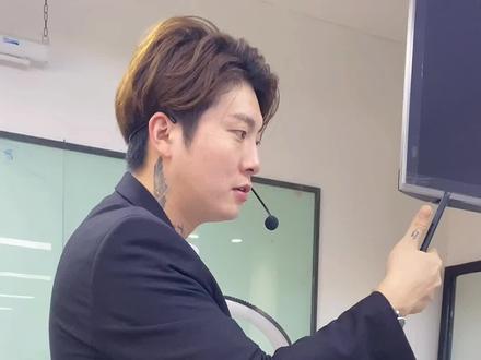 托尼剪发你可能不抖,一拿起手机拍照就抖的厉害呢#话不多说先秀一波 试试这个方法,相信会帮到你。转发给你的小伙伴