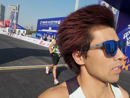 马拉松完赛奖牌到底有多少含“金”量?来看看郑州马拉松的吧 今年的完赛奖牌,依然保留了可以旋转的设计,里面百家姓的滚滚不息。
奖牌正面中央(或者说背面也行),是郑州马拉松特色的磁吸姓氏贴片,在赛前发放,在赛后完整。正面一圈,还有夔龙纹和云雷纹,加上古铜色,就很有商周青铜器的质感。
奖牌背面,中央是一个特殊设计的“中”字,有地标、有道路、有跑者。
下方,是郑州的地标建筑和河南省博物院镇馆之宝。
从左到右,依次是1971年修建的二七纪念塔、春秋时期的莲鹤方壶、2007年建成的炎黄二帝巨型雕像、商代早期的杜岭方鼎、和2011年落成的千玺广场“玉米楼”。
历史的回响,现代的光芒,借由这一场郑州马拉松的举办登场,经由25000名跑者的奔跑亮相,相得益彰、齐聚一堂。
这是一块普通的奖牌,也是一块意义非凡的奖牌。像我,今天将近20公里的时候,做好了退赛的准备,但最终还是坚持完赛了。
无论是独占鳌头的冠军之心,还是坚持不懈的关门之前,我们来自祖国的五湖四海,我们各不相同,但我们也都一样。
作为一名在郑州生活的非郑州人,一个一年能在这里跑两三千公里的跑者,我依靠着这座城市的给予,也慢慢习惯、喜爱这片土地。看着郑州马拉松的进展和优化,我由衷感到欣喜和骄傲。
“江南无所有,聊赠一枝春”;程泉无所求,邀君再聚首。
欢迎大家再次参加郑州马拉松,再回来老家河南、商都郑州。
欢迎大家,明年见!
#郑州马拉松 #为姓氏而战 #完赛奖牌
#特步 #郑州