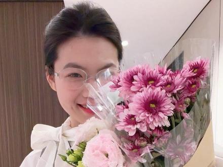 第8集|浪漫满屋的氛围感插花,甜蜜到全程姨母笑! 今日花材:粉荔枝玫瑰、冰淇淋洋桔梗、粉色小菊、蓝星花、绿铃草。打造客厅 + 浴室双份浪漫氛围。
【客厅边几花】
寓意:阴雨天喝茶看书焚香的最佳陪伴搭子,粉意入心,温柔自愈。
搭配:以粉色小菊打底,冰淇淋洋桔梗逐支修剪,粉荔枝玫瑰定 C 位,点缀蓝星花与绿铃草提亮层次,甜而不腻,甜蜜感拉满。
【浴室香氛花】
寓意:方寸之间,把疲惫都泡在温柔里。
搭配:洋桔梗与瓶口齐高,小菊星零散落在中间层,一支玫瑰独秀高处,搭配小只透明玻璃花瓶,与香薰蜡烛同放,可撒花瓣点缀,花香混着香氛,仪式感的神。
人间风月如过客,自开自落自清欢。
#浪漫花束 #家居插花 #真实生活分享计划 #好东西晒点大会 #313晒一晒