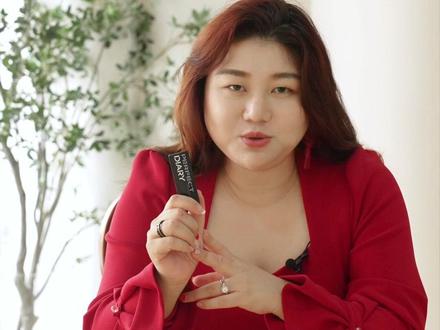 给大家安利一款实力与美丽兼备的口红,近期爱用,养唇又好看。拥有不畏惧素颜的自信,也愿意为自己点缀一抹色彩。
#完美日记仿生膜精华口红