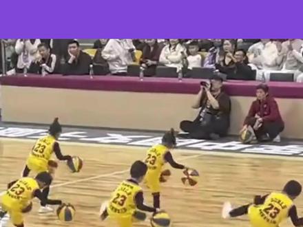 小朋友这样的应变能力,真的很厉害啊#篮球 #表演 #小朋友 #名场面