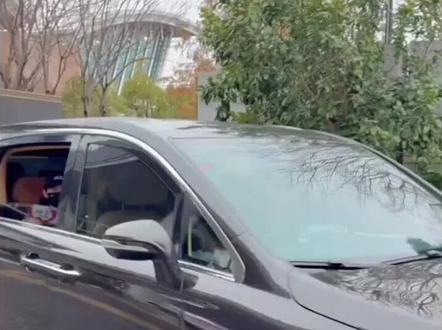 白鹿出发去上海了!白鹿被粉丝抢话筒闭麦hhh,白梦妍好可爱!#白鹿@白鹿my