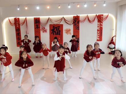 🎊元旦喜乐|拾舞中国舞启蒙班萌娃上线~
稚嫩的小手,灵动的舞步,以国风舞姿迎接新年,一点一滴都是成长,愿宝贝们在舞蹈中收获自信与温柔,岁岁无忧,向阳生长🌿#元旦舞蹈 #启蒙舞蹈 #少儿舞蹈培训 #同江舞蹈学校