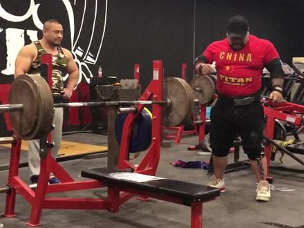 野兽@大力士岳洋 卧推255kg💪你能推多少🤔