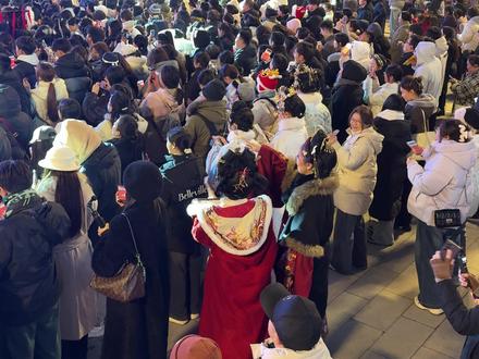 一条视频告诉你现场怎么拿到林子烨签名照! #林子烨 #清明上河园 #现场版live #人山人海太热闹了