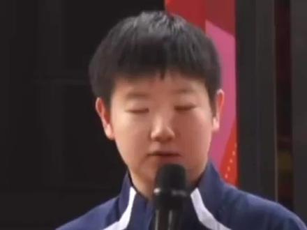 孙颖莎世界第一宝座还能稳坐吗?她目前领先王曼昱近1900分,可新加坡大满贯单打冠军就有2000积分,稍有闪失,她霸榜180余周的纪录便可能被改写。#孙颖莎#王曼昱