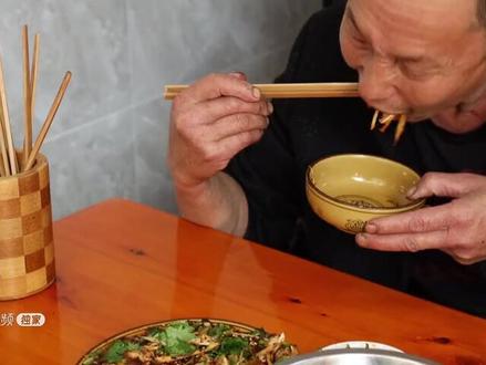 老爷子照顾新馆子的生意,2个硬菜1杯酒吃得干干净净