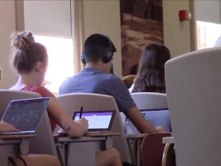 国外校园糗事:听歌耳机没插进去,闹出什么笑话?#大学生 #国外生活 #搞笑 #恶搞 #老外真会玩