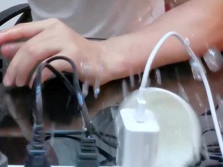 哈哈,各位游戏大侠,别太激动哦。最好不要把水和排插放在一起##为你赴汤蹈火 #dou是知识点 #火焰蓝