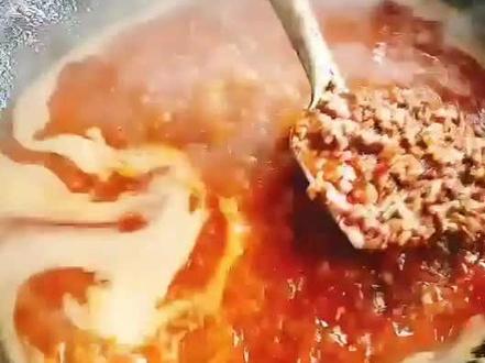 特色襄阳炸酱面,炸酱肉沫炒制过程
