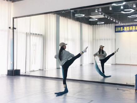 #左手指月 背面分解完整版
@主持人笑笑🔥 你要的分解来啦,迟来的分解,哈哈让你久等了
#今日份舞蹈打卡 #古典舞 #最闪亮的坐标 #舞蹈