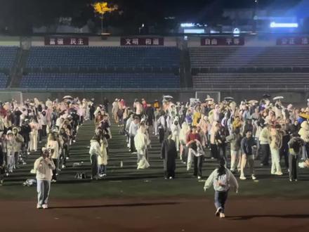 重邮高雅人士前来报道#高雅人士 #企鹅舞#重庆邮电大学